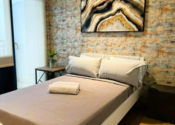 The Gramercy Residences - 2 Bedroom Penthouse With Balcony Hostel